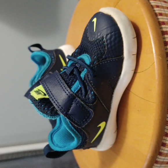 Nike Tennis Shoe - Picture 2 of 3